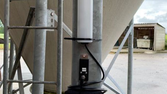 Lorsque le niveau de remplissage du silo à aliment atteint le niveau critique prédéfini avec l’éleveur, ce dernier, son TC et l’usine de fabrication sont prévenus par une alarme. © Nanolike